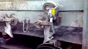 приспособление для поднятия люков полувагона