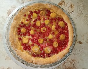 Песочный пирог на яблочном пюре с ягодами. Рецепт выпечки