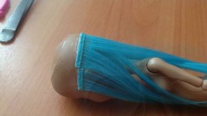 Как приклеить волосы кукле