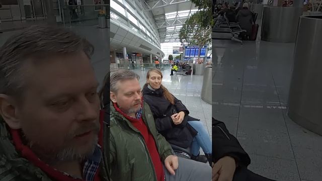 Мы в аэропорту Дюссельдорфа #изгерманиивроссию #влог #vlog #германия #переезд #веган