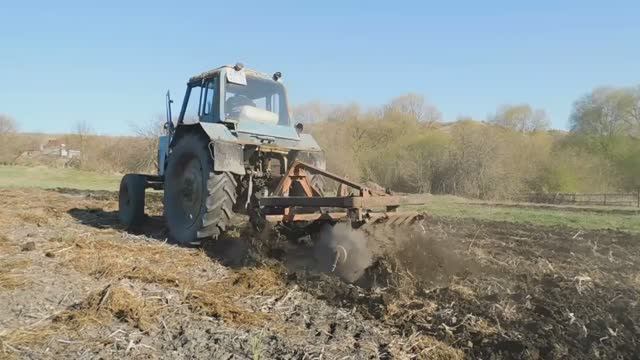 Заделка органики на тракторе МТЗ-80 с самодельной дисковой бороной!