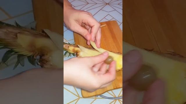 Красивая нарезка ананаса. Как подать ананас. Ананасты қалай турайды?