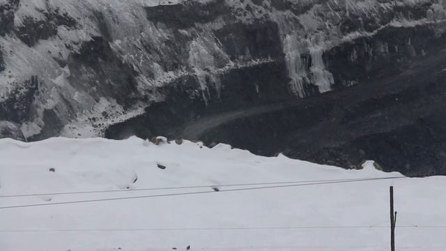 Так добывают железную руду в Железногорске Илимском. Смотреть лучше без звука - ветер.