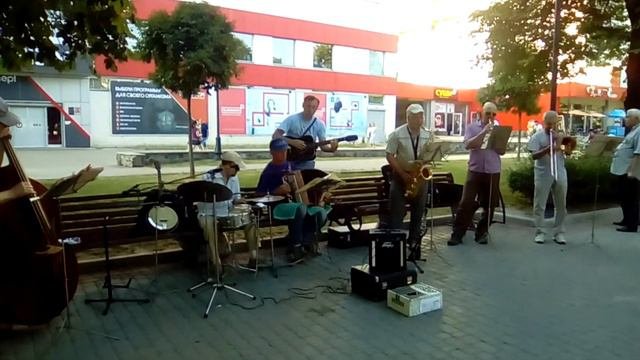 Уличные музыканты - оркестр