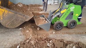 Мини-погрузчик FRONTMEN. Работы в складском помещении