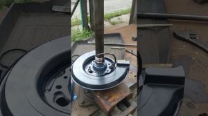 снять поставить грязезащитный щиток на Мерседес-спринтер 2001г.