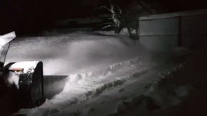 Снегоуборщик champion st662e. Уборка снега в темное время.