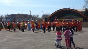 Праздник День Единства народов! Танец шк.им.Карелина(01.05.2014г.)