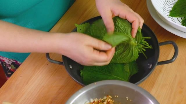 Steamed Perilla Leaves (Kkaennipjjim: 깻잎찜) смотреть онлайн