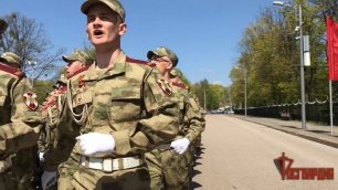 Военнослужащие Росгвардии исполняют песню "День Победы" в Калининграде