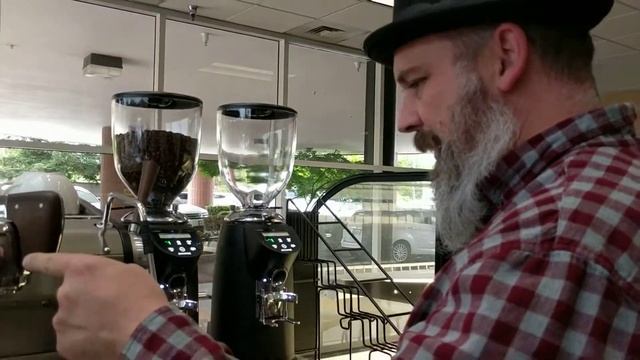 Dialing in the grind settings on the E8 Compak Grinder смотреть онлайн