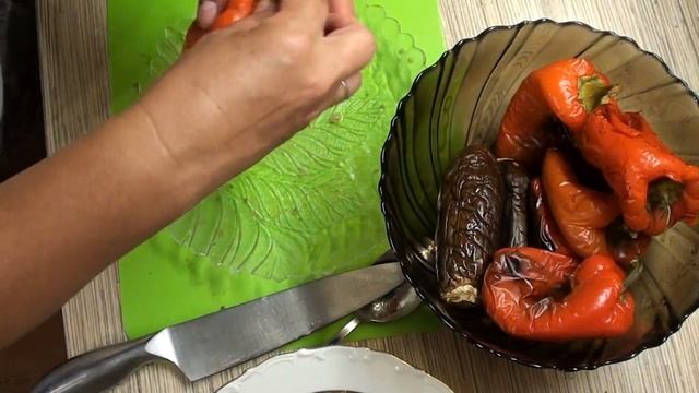 Заморозка на зиму запеченых перцев и баклажан .