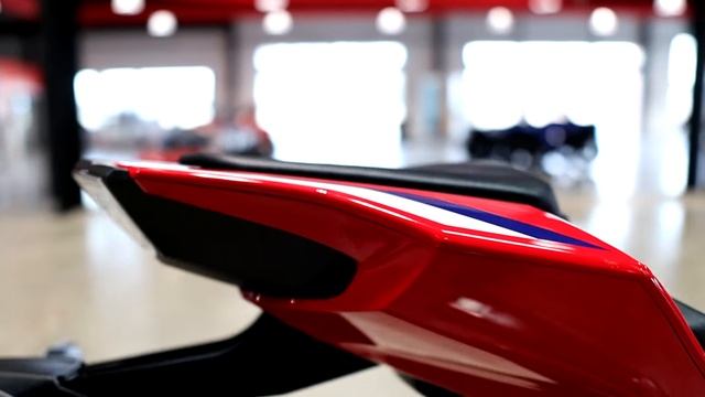 New 2022 Honda CBR1000RR Walkaround + Exhaust Sound / Revs | CBR 1000 RR Motorcycle / Sport Bike смотреть онлайн