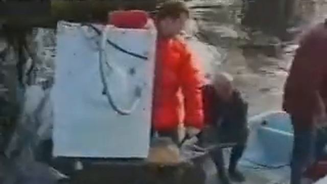Как стиральная машина упала в реку смотреть онлайн