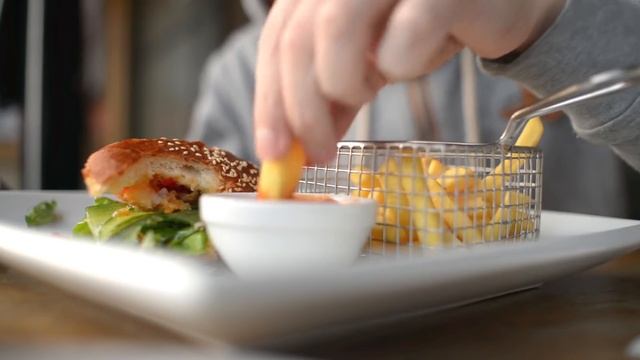 Подростки унижают мальчика в Burger King.В это время ответ менеджера незнакомцу лишает его дара реч
