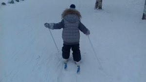 Ребёнок 4 года катается на лыжах. В 3-ий раз вышел на лыжах. Часть 1.