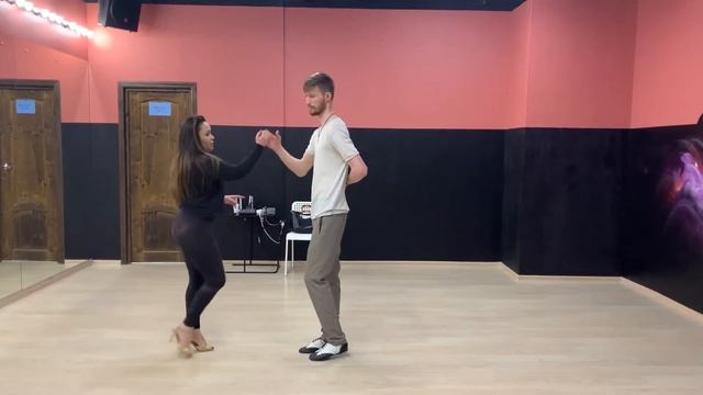 Александр Фасолько и Елена Серова. Студия танца "Астра". Salsa. Базовые движения 22 февраля 2021 г. смотреть онлайн