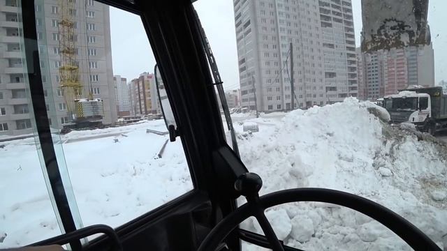 Уборка снега экскаватором !!! Самосвал стащило с дороги!!! Очередное спасение грузовика. смотреть онлайн