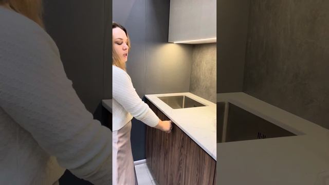 Видеообзор двухъярусной кухни с фасадами AGT и пластика, кварц с интегрированной мойкой смотреть онлайн