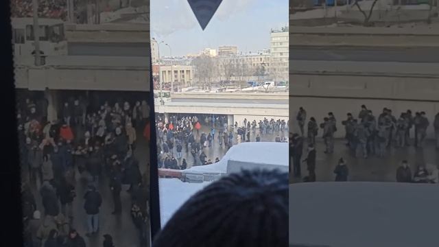 В Лужниках сегодня многолюдно — совсем скоро там состоится митинг-концерт — Москва 24