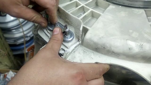 Ремонт пластикового бака Индезит.