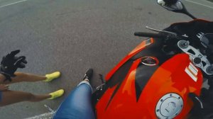 Мотоциклист ПОДАРИЛ ЦВЕТЫ ДЕВУШКЕ на 8 марта - Покатушки с девушкой на мотоцикле.mp4.mp4