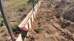 залили ленточный фундамент под забор