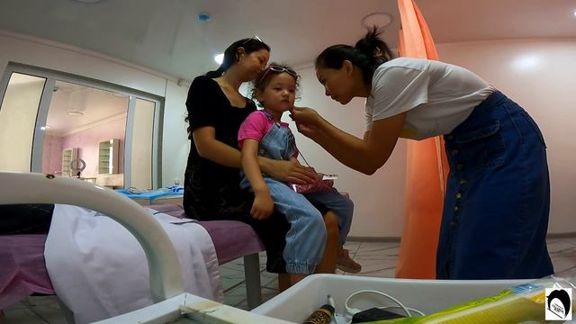 Первые серёжки-гвоздики. Маленький ребёнок женского рода))) смотреть онлайн