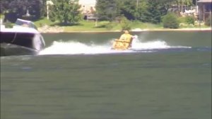 Катание по воде верхом на диване