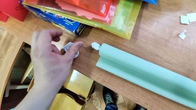Как собрать и повесить рулонную штору за 5 минут самому.