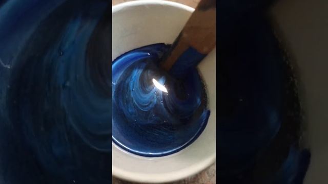 заливаю основу под новый стол из эпоксидной смолы, карагача и составленной мной компазиции смотреть онлайн