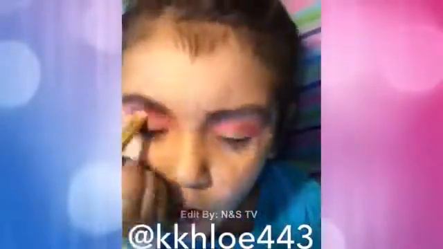 Малышки великолепно справляются с косметикой. Профессионально наносят макияж смотреть онлайн