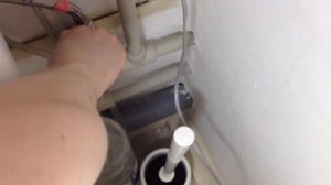 Бачок унитаза не держит воду, не набирается или вода протекает на пол. Простой ремонт