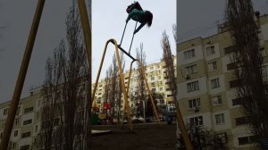 Катаюсь солнышком на качелях =) День влога #1