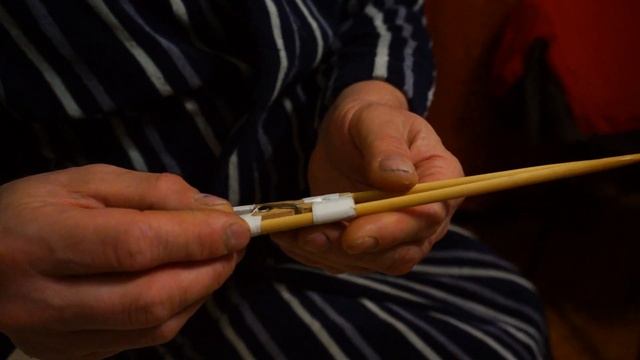 Как кушать палочками для суши? Смогут и твои родители! За 1 минуту #Shorts смотреть онлайн