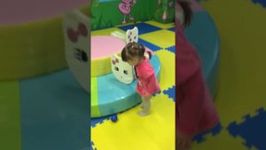 Варя на Детской Площадке катается с горок. Прыгает бегает и резвится