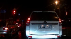 Стрелка налево, а едем прямо!