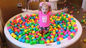 Baby Doll Bath Time with Color Balls, Shibajuku girls Doll, kids toys play with Diana & kids songs