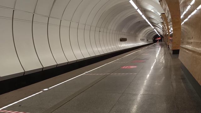 Метрополитен Москва поезд вылетает из тоннеля и прибывает на станцию Окружная салатовая ветка метро