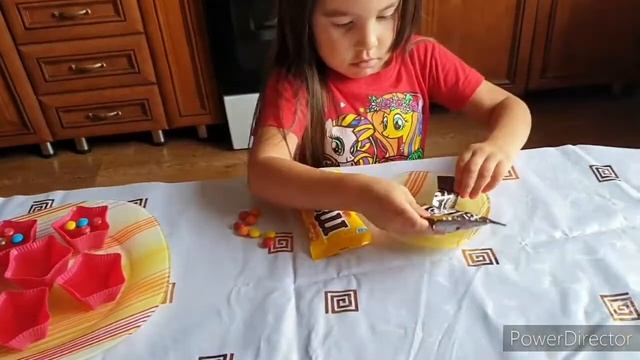 Тамила сама на кухне готовит сладости для детей смотреть онлайн