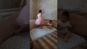 Данил и Лиза прыгают на диване