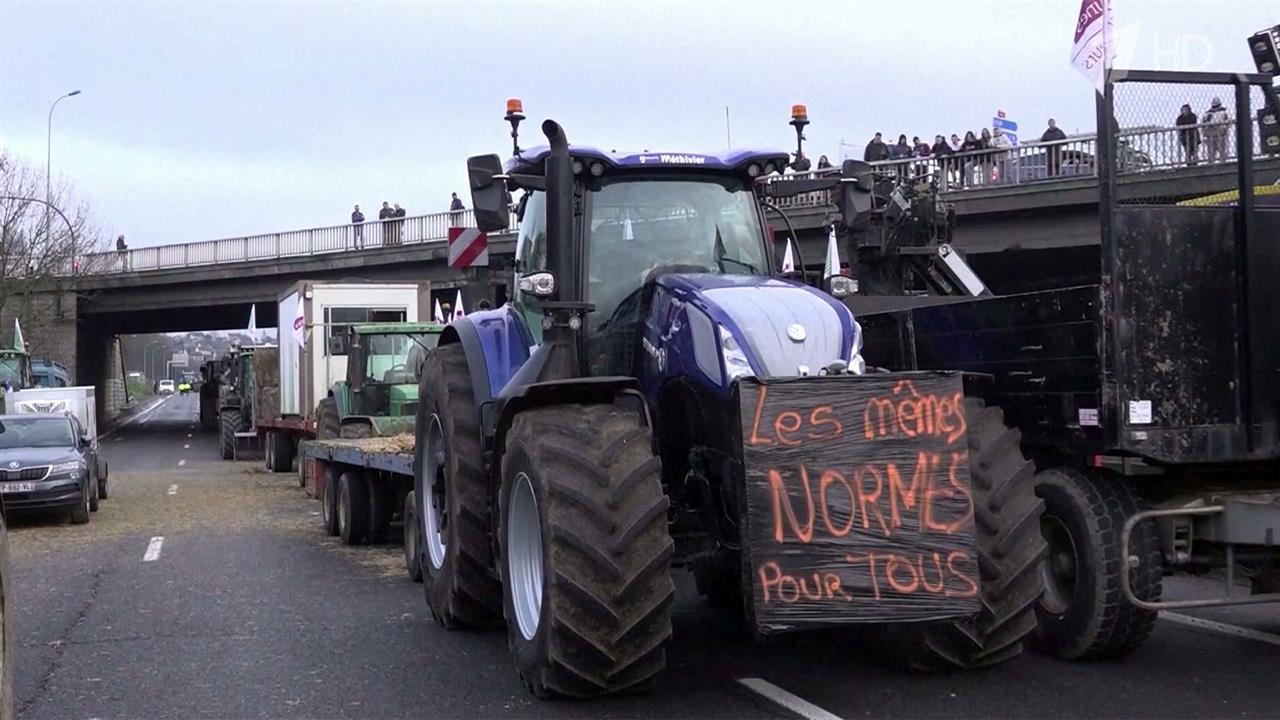Французские фермеры снимают блокады на дорогах вокруг Парижа