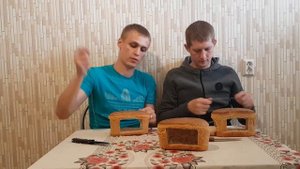 СДЕЛАЛИ КОРМУШКУ ИЗ ХЛЕБА....СВОИМИ РУКАМИ!!!!!