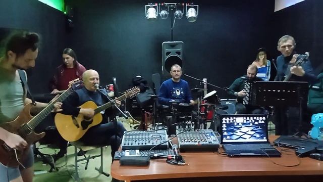Прохожие слова и музыка автор исполнитель Игорь Коломиец, гр. Россы.