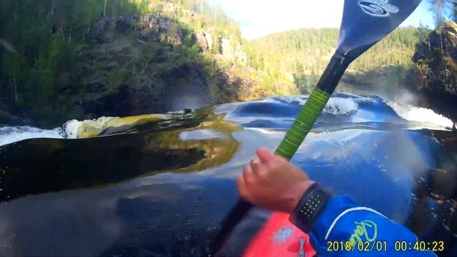 Прохождение на каяке водопада "Маманя" (высота 20 метров!) смотреть онлайн