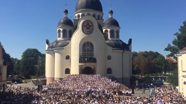 775 хористів різних конфесій одночасно виконали духовний гімн "Боже, великий, єдиний" смотреть онлайн