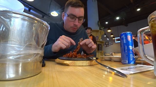 Кушаю салат и куриные ножки в ресторане "Don Chicken"