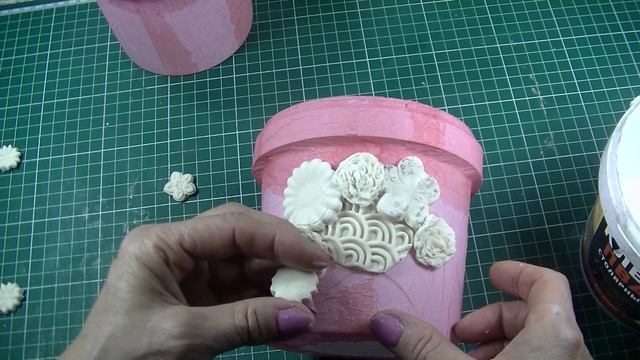 2 Кашпо из пластиковых вёдер .