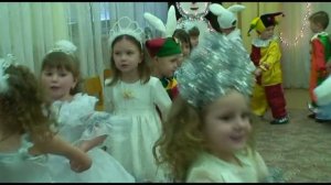 Новогодний утренник / Песня /Наши детки в санки сели громко песенку запели