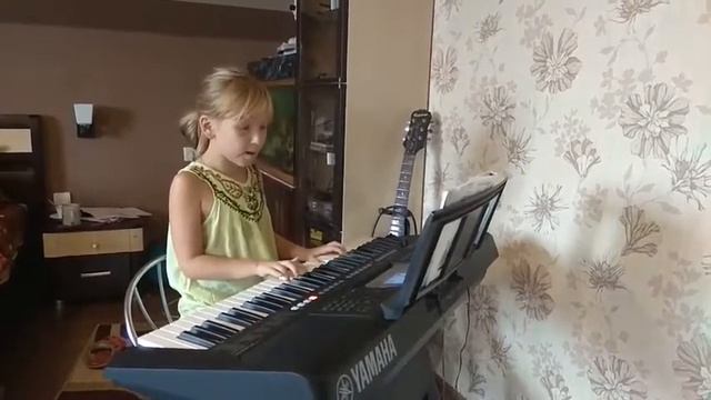 Ксюша учится играть на синтезаторе. Черешенка